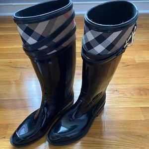 Burberry
Women's Black Crosshill House Check Rain Boot. ☔️ 💦💐